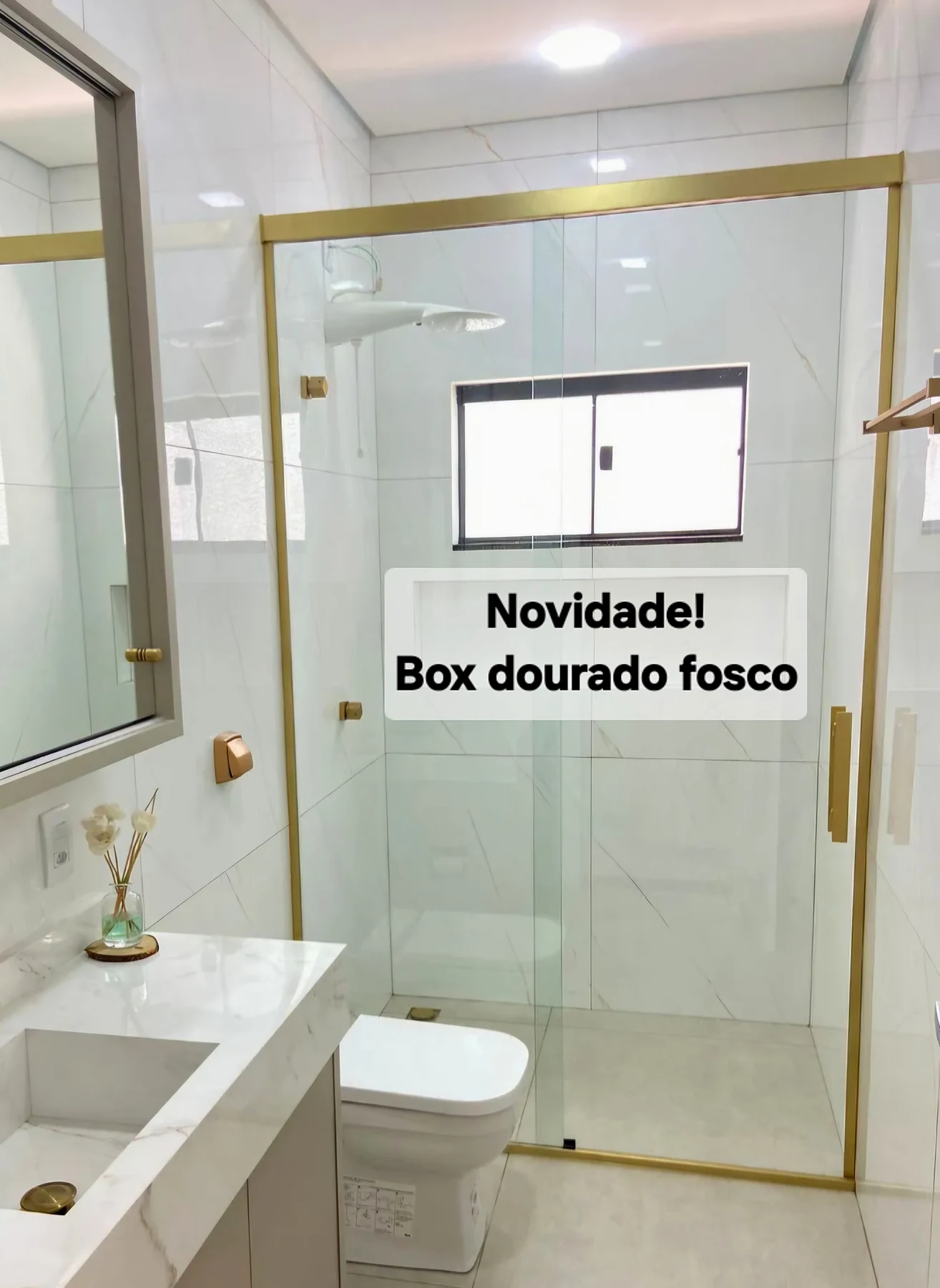 Box com acabamento em alumínio dourado fosco
