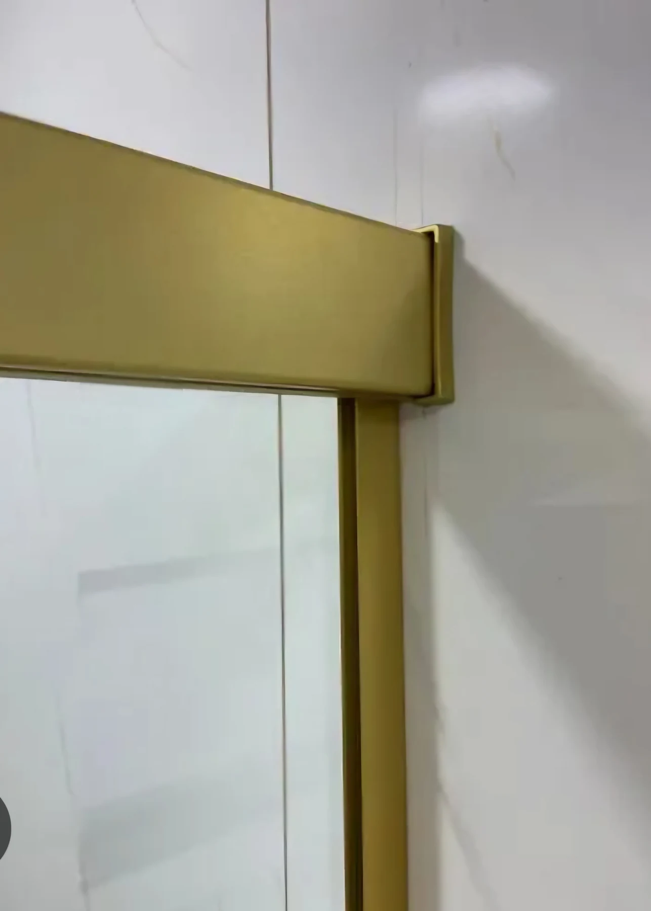 Detalhe de perfil dourado fosco