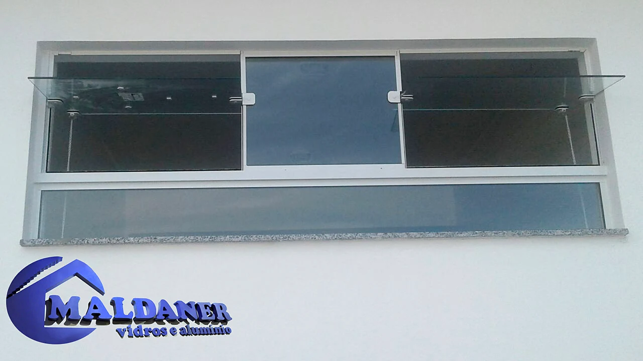 Conjunto de janelas basculantes com vidro fixo