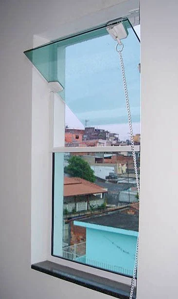 Janela basculante com vidro fixo incolor