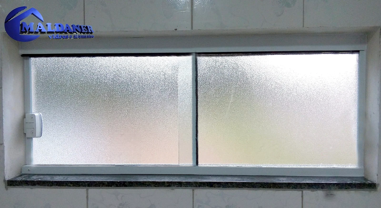 Janela de duas folhas com vidro fosco e alumínio branco
