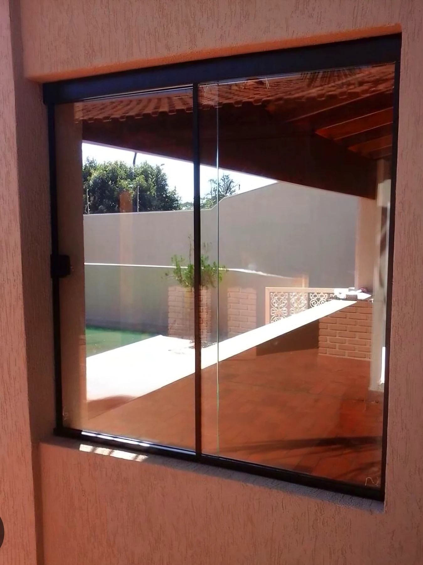 Janela de duas folhas com vidro incolor e alumínio preto