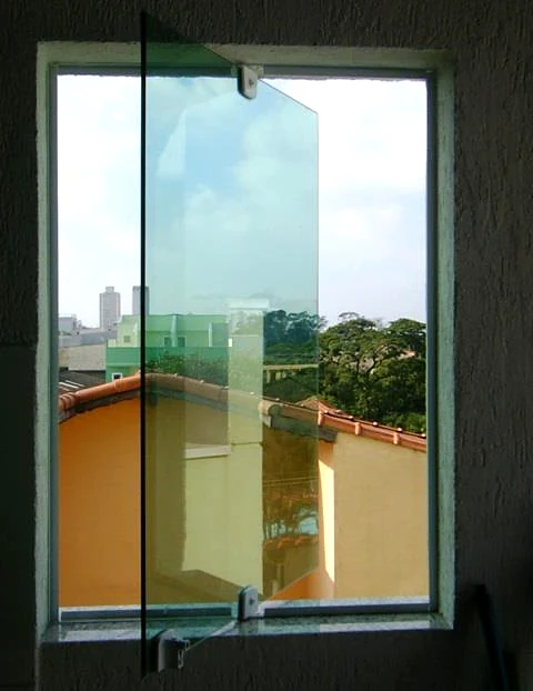 Janela pivotante em vidro