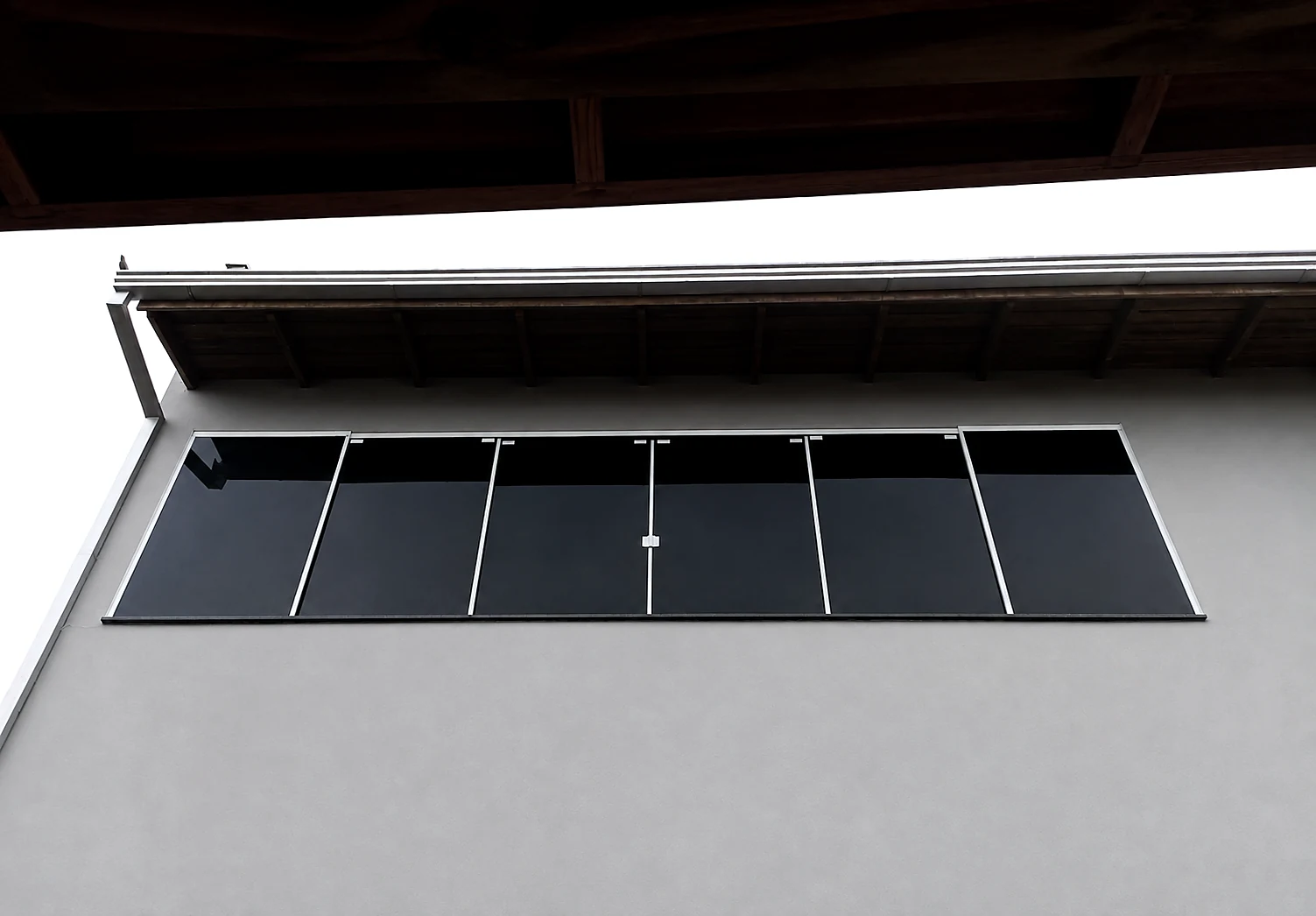 Esquadria de seis folhas com abertura central