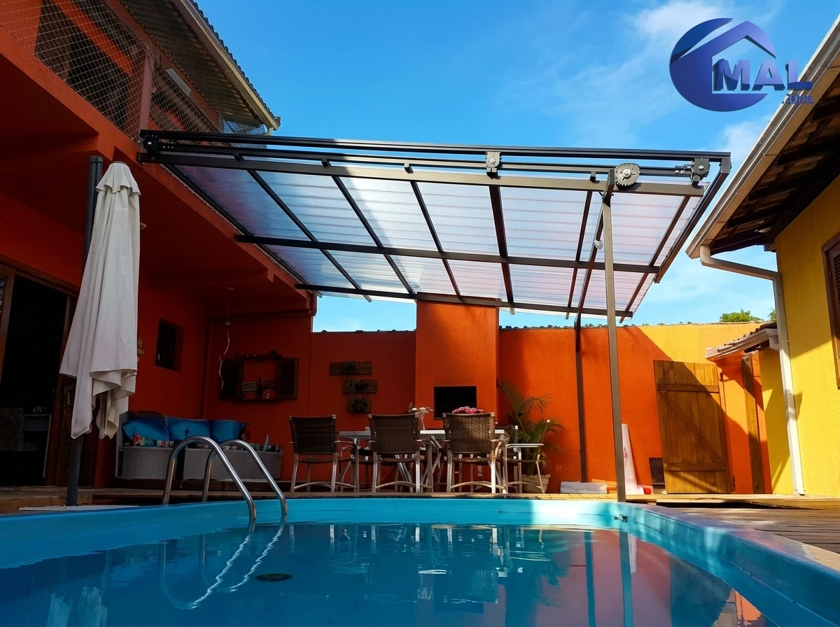 Cobertura em área externa próxima à piscina