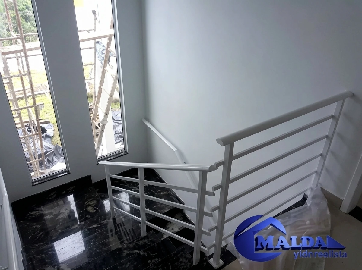 Corrimão de alumínio em escada