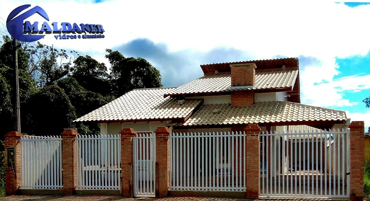 Fachada com grade e portão branco