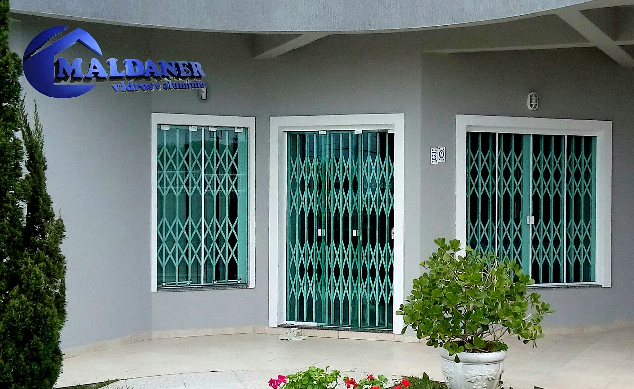 Grades de proteção instaladas em portas e janelas