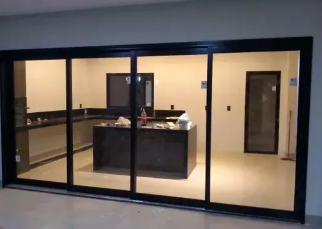 Porta de correr em alumínio preto e vidro