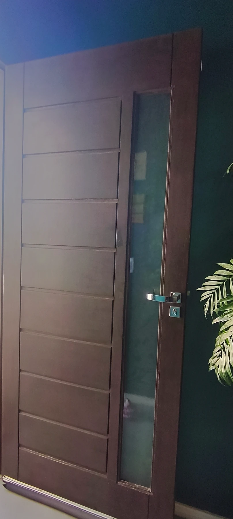 Porta de entrada em alumínio marrom com vidro