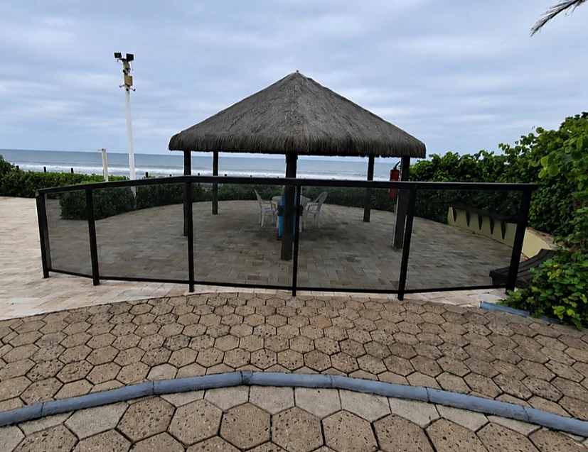 Proteção de piscina em vidro fumê