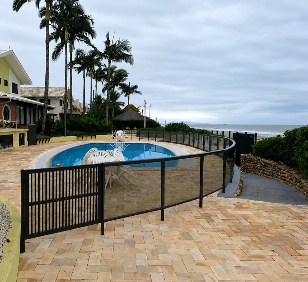 Fechamento de piscina em vidro fumê