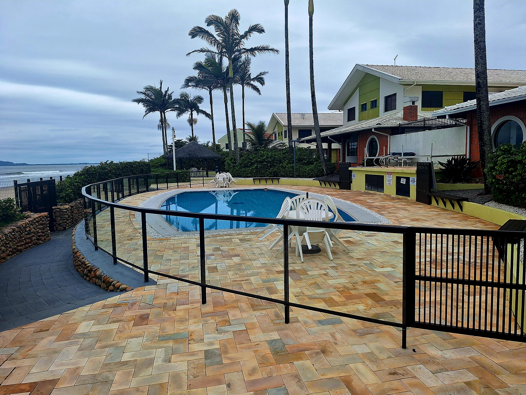 Proteção perimetral de piscina em vidro fumê
