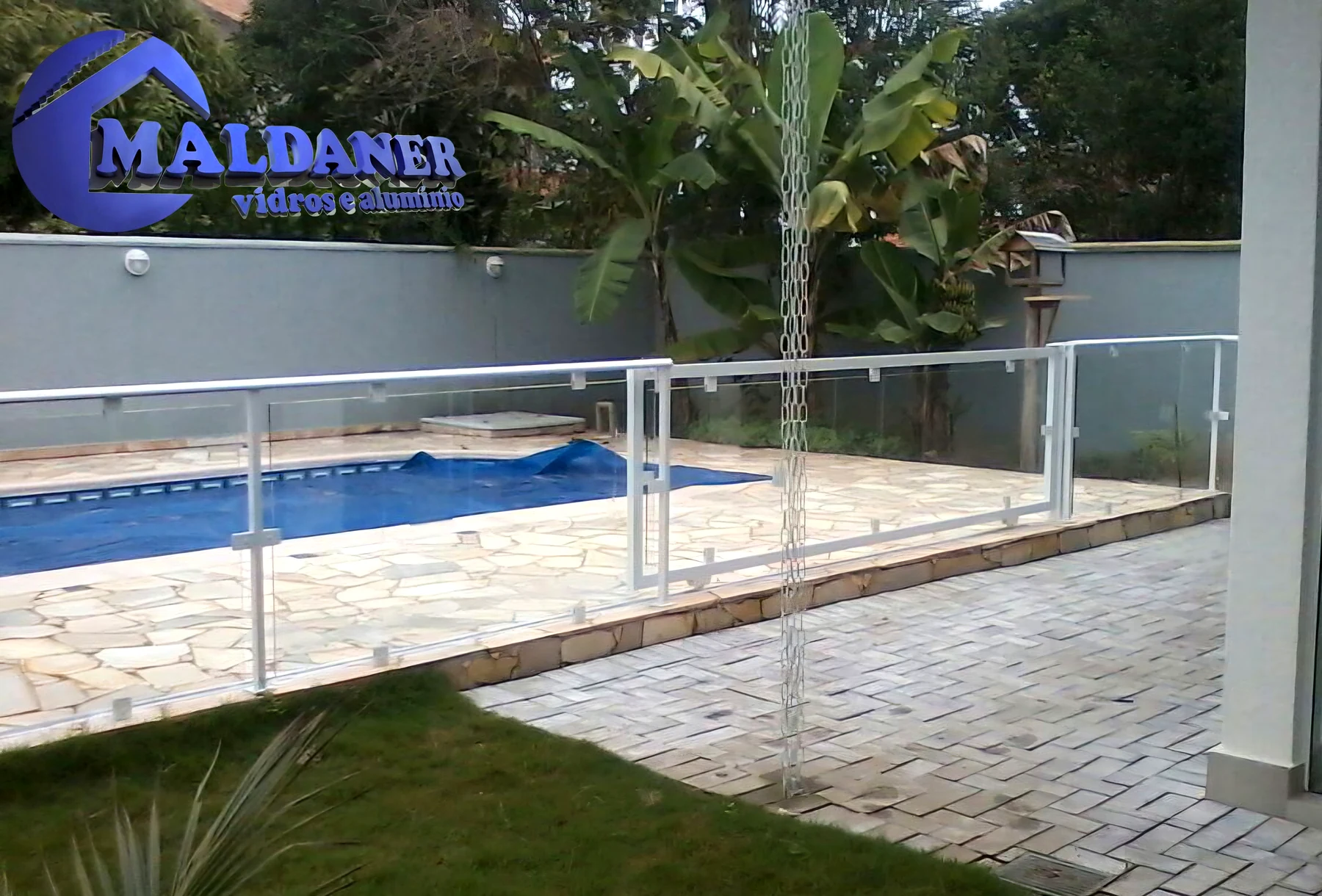 Proteção de piscina em vidro com fixação por grapas