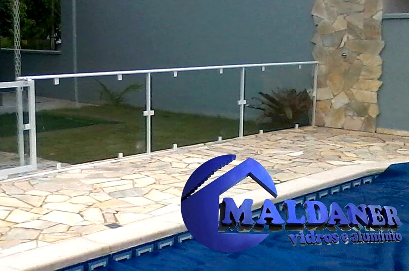 Detalhe de proteção de piscina em vidro com grapas