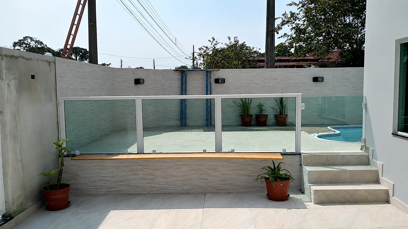 Proteção de piscina com painéis de vidro